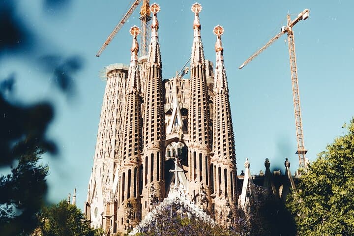 Private Best of Barcelona with Sagrada Familia & Park Güell visit
