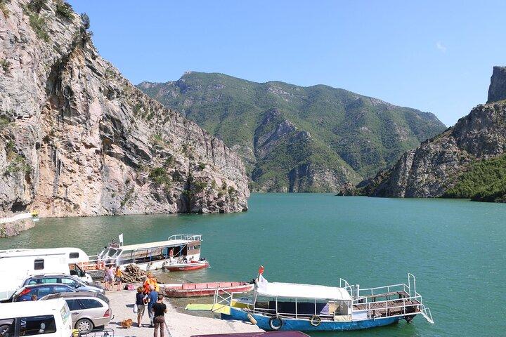 Tour di 2 giorni al lago Komani, Valbona e Prizren da Tirana (3-6 persone)