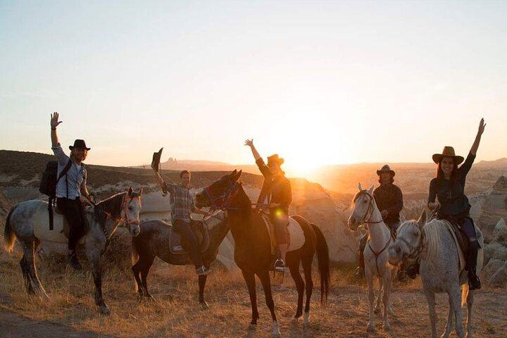 Balade à cheval au coucher du soleil en Cappadoce