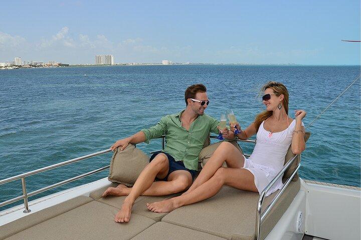 De beste luxe catamaranervaring naar Isla Mujeres + Beach Club