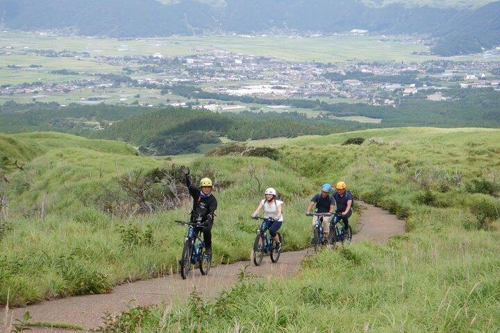 特別な許可を得て草原体験!
噴煙を上げる阿蘇中岳火口と「千年の草原」プライベートな電動アシストマウンテンバイクライド