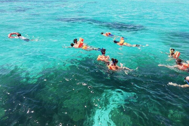 Golden Isla Dagstur med Katamaran med Snorkling & Beach Club