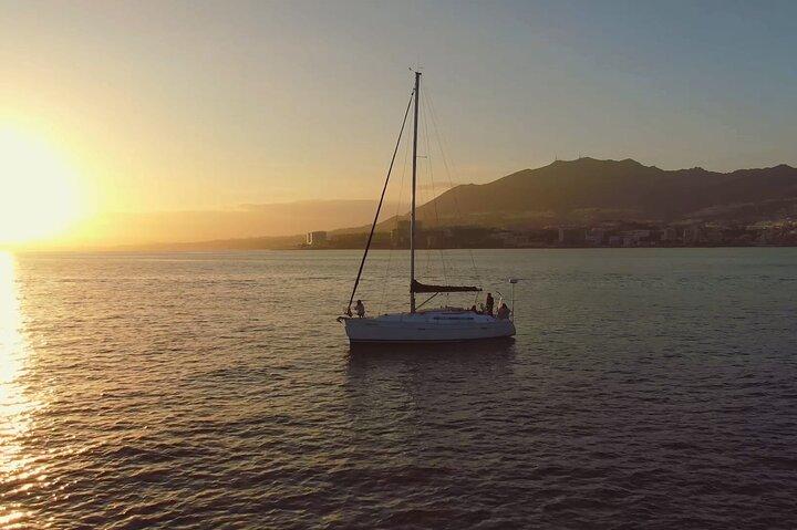 Coucher de soleil sur un voilier privé à Puerto Banús, Marbella (10 personnes)