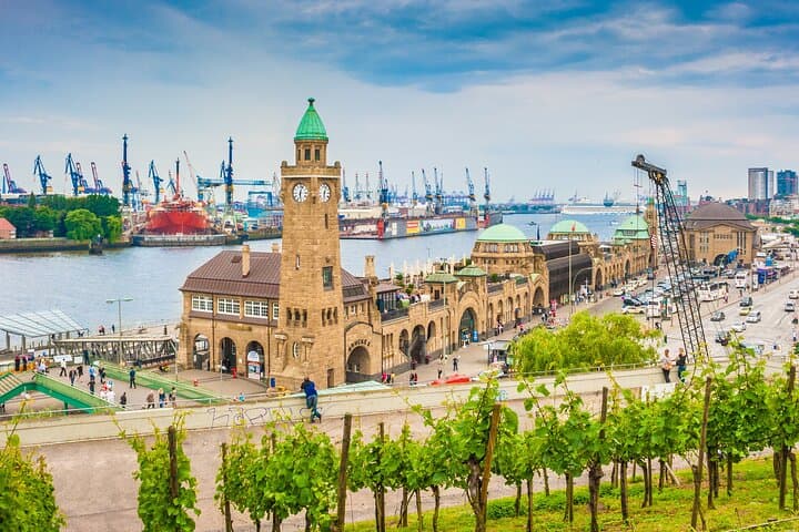 Wine and Food Tasting Tour in Hamburg Old Town
