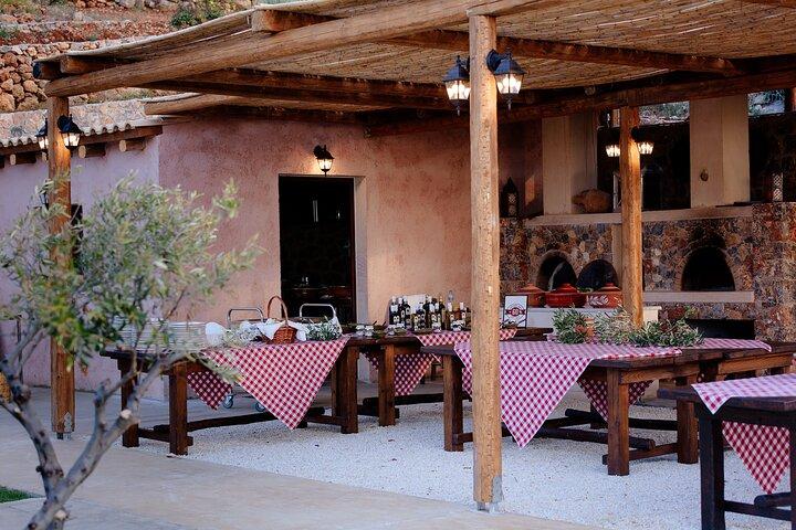Olivenölfest auf einer kretischen Farm mit traditionellem Abendessen