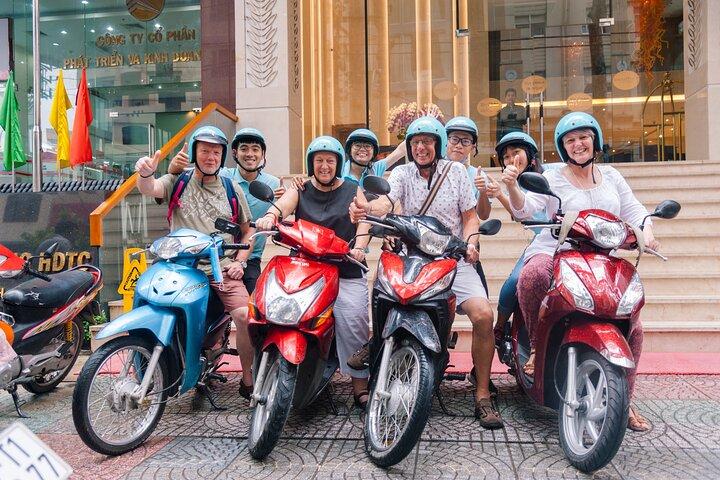 Saigon Sightseeing & Street Food Tour in scooter con studente