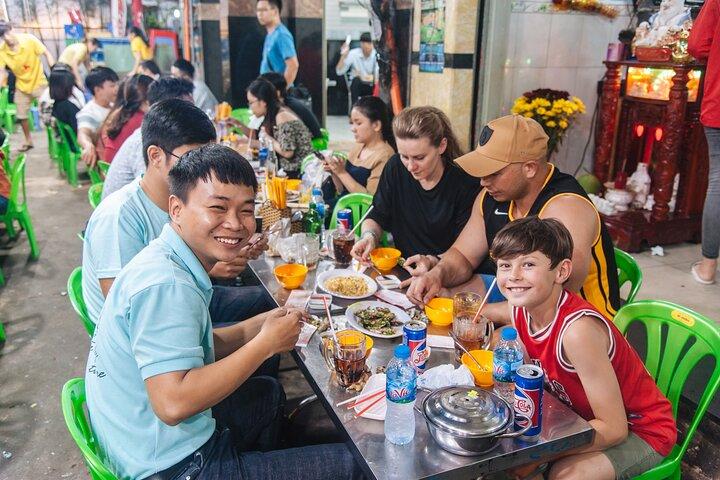 Saigon Sightseeing & Street Food Tour in scooter con studente