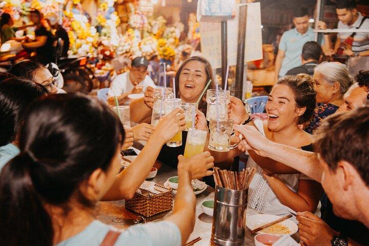 Saigon After Dark Night Tour por Scooter + 7 degustações
