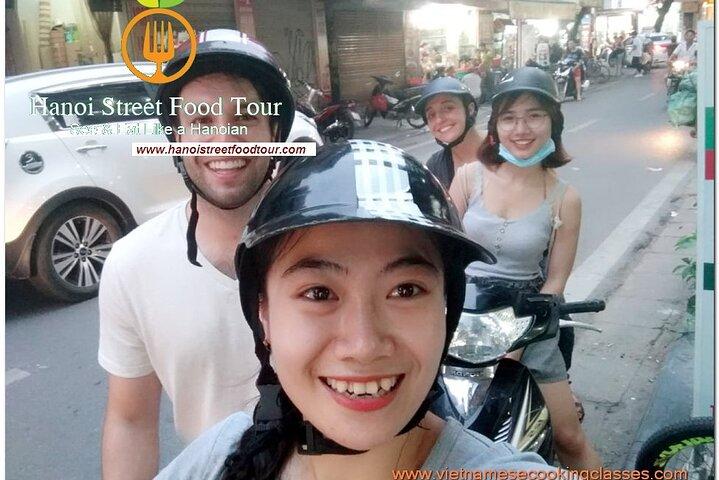 Hanoi Old Quarter sightseeing & streetfood eten op de motor