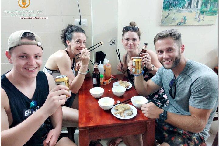 Hanoi Old Quarter sightseeing & streetfood eten op de motor