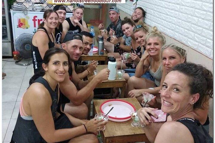 Hanoi Old Quarter sightseeing & streetfood eten op de motor