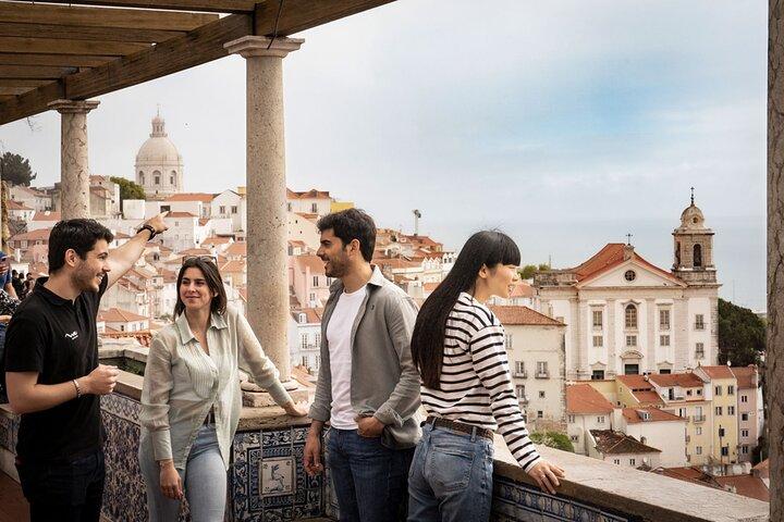 Charmes de Lisbonne: Alfama Tapas Tour & Sunset Sailing with Wine