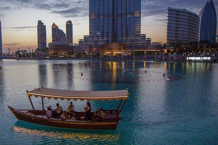 Spectacle de fontaines d'eau de Dubaï et promenade sur le lac à Dubaï avec transfert