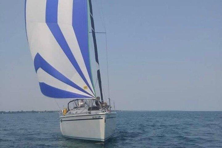 2-stündiges Segelabenteuer im Lake Michigan (bis zu 6 Personen)