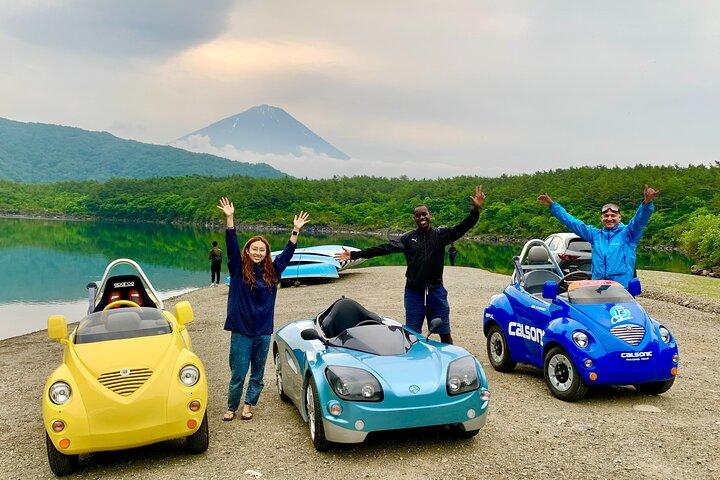ガイドと一緒に河口湖を巡るキュートで楽しい E カー ツアー
