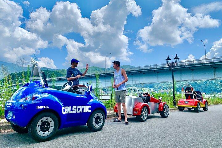 ガイドと一緒に河口湖を巡るキュートで楽しい E カー ツアー