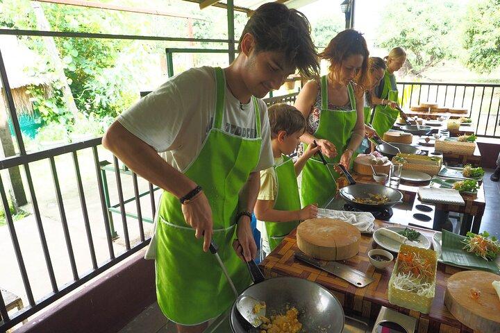 Heldags thailandsk madlavning på gården (Chiang Mai)