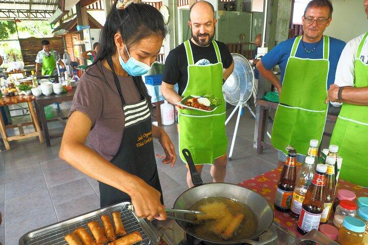Heldags thailandsk madlavning på gården (Chiang Mai)