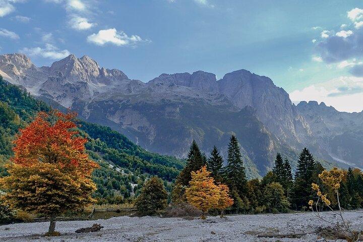 Caminhada autoguiada: Theth, Valbona e Koman Lake em 3 dias