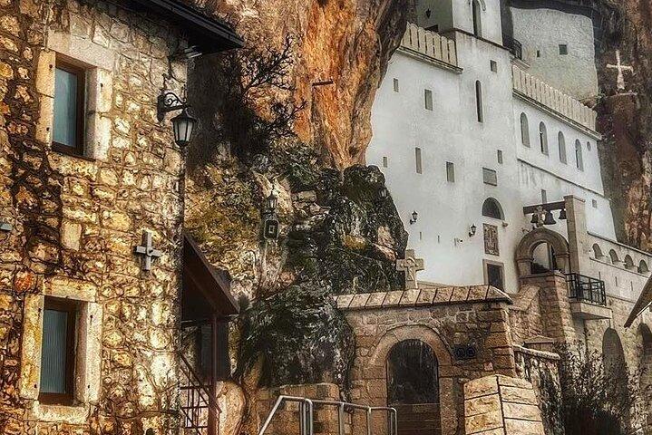 Monastero di Ostrog - Centro spirituale dei Balcani e bella campagna