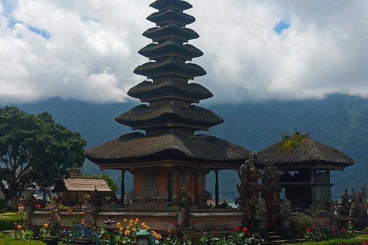 Costumize viagem Sekumpul Waterfall, Wanagiri Hill Hidden e Handara Gate Heaven