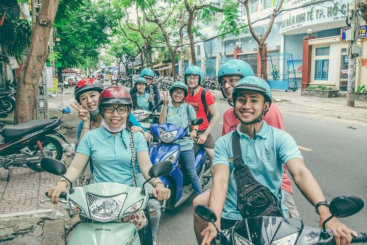 Saigon Sightseeing & Street Food Tour in scooter con studente