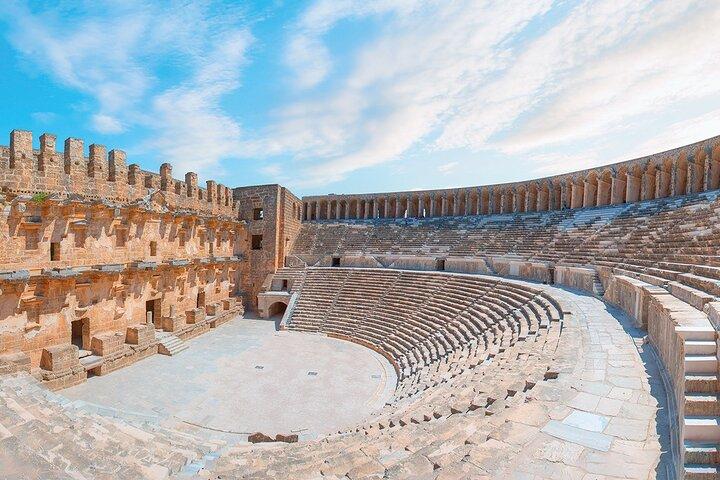 Perge Aspendos Aquaduct Side met waterval