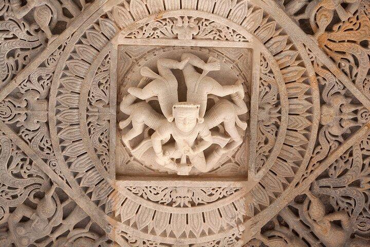 Visita al tempio di Ranakpur Jain e Bullet Baba dal Monte Abu con Jodhpur Drop