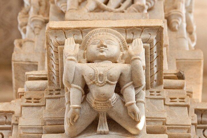 Visita al tempio di Ranakpur Jain e Bullet Baba dal Monte Abu con Jodhpur Drop