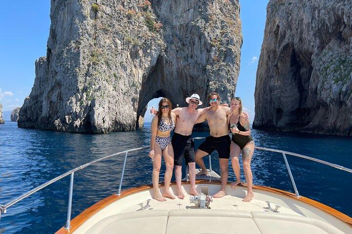 Tour de barco guiado privado de dia inteiro em Capri.