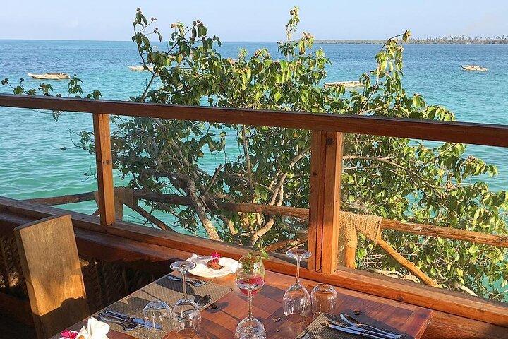 Island Pongwe; Geheime tuin; The Rock Restaurant; Salaam Cave