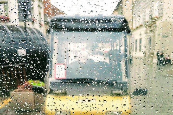 Uma olhada na cidade velha de Cracóvia do convés de um carrinho de golfe elétrico