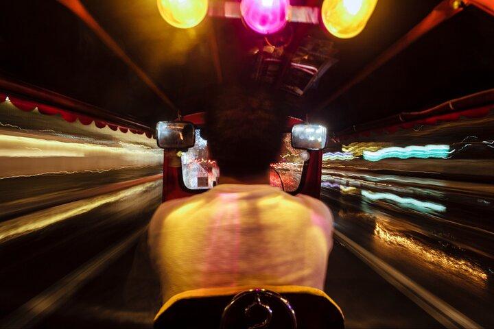 プライベート ツアー : バンコクの夜のプライベート トゥク トゥク ツアーとストリート フード