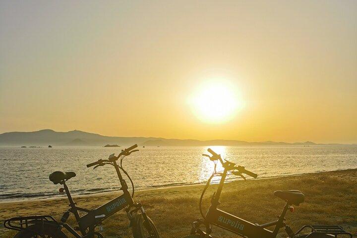 Naxos participa de tour guiado de bicicleta elétrica curta.