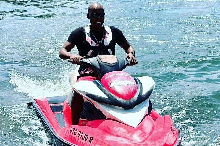 Jetski/Parasailing-Wasseraktivität in Montego Bay, Jamaika.