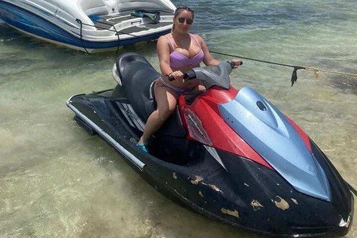 Jetski/Parasailing-Wasseraktivität in Montego Bay, Jamaika.