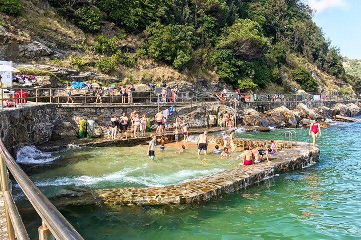 ドノスティア・サン・セバスティアンの湾とサンタクララ島を巡るボートツアー