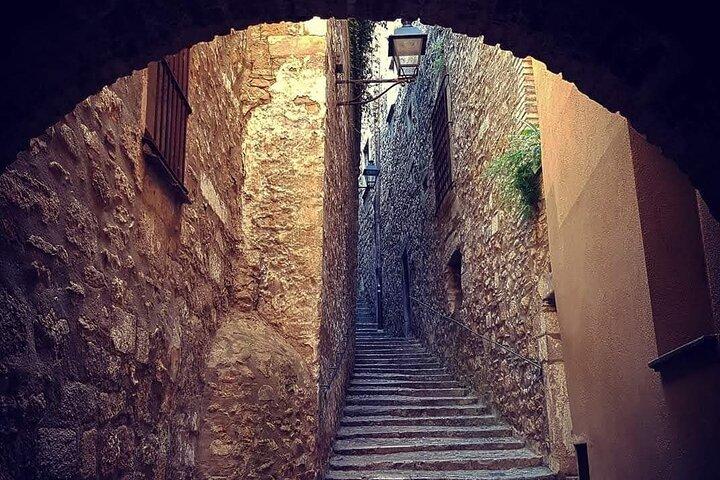 Passeio a pé na história e gastronomia de Girona com degustação