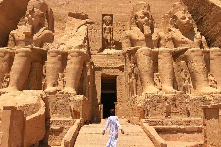 Tour guidato privato di un giorno ai templi di Abu Simbel da Assuan in volo