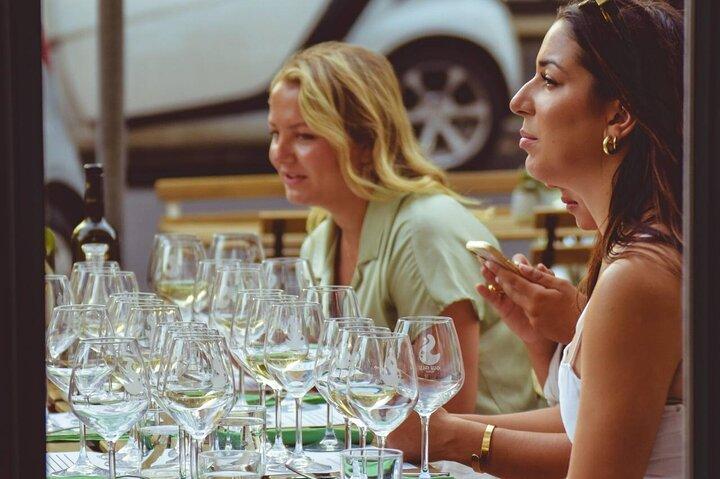 Hora del vino: cata de vinos interactiva en Roma.