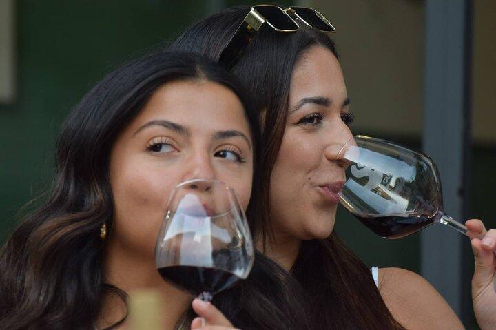 Hora del vino: cata de vinos interactiva en Roma.