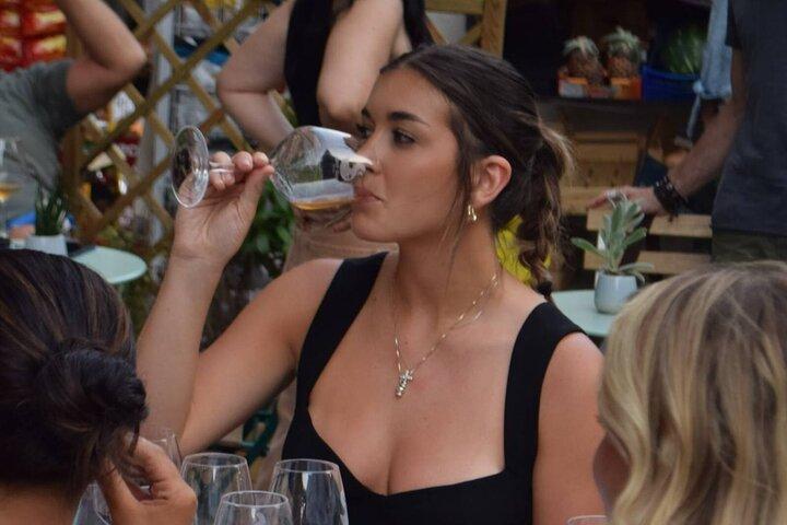 Hora del vino: cata de vinos interactiva en Roma.