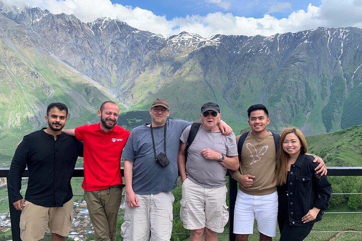 Dagstur til bjergene Jinvali søen, Ananuri, Kazbegi, Arch venskab
