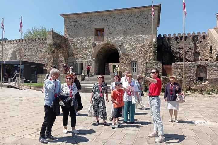 Tour nella vecchia capitale della Georgia - città Mtskheta
