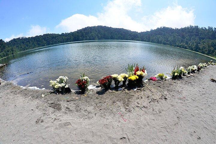 グアテマラのケツァルテナンゴ近くのチカバル火山とラグーンへのトレッキング