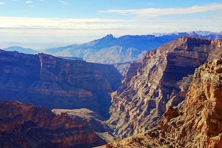 Udforsk Jebel Shams: Full-Day Canyon Hike Experience