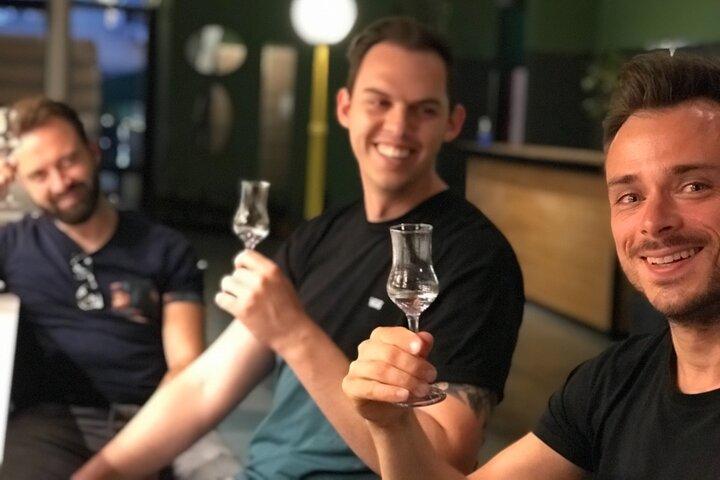 ラキヤ、カクテル、ハンバーガーを楽しみながらのベオグラード中心部ウォーキングツアー