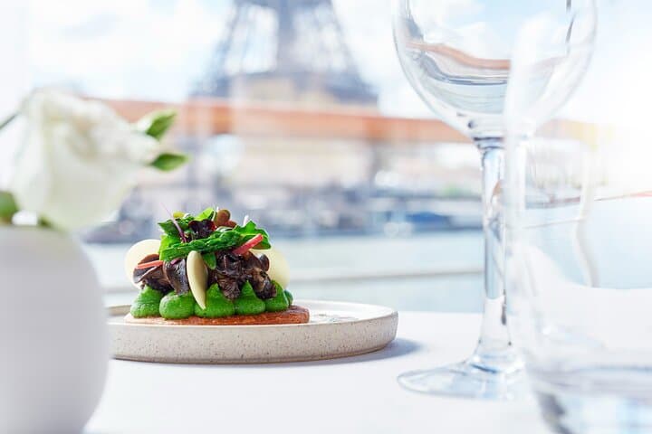 Early evening Dinner Cruise with drinks by Bateaux Parisiens