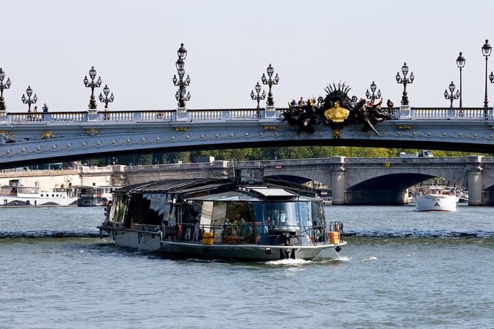 Early evening Dinner Cruise with drinks by Bateaux Parisiens