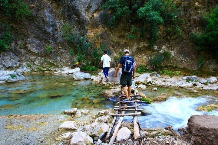 Excursão privada de dia inteiro às cachoeiras de Chefchaouen e Akchour (de Tânger)